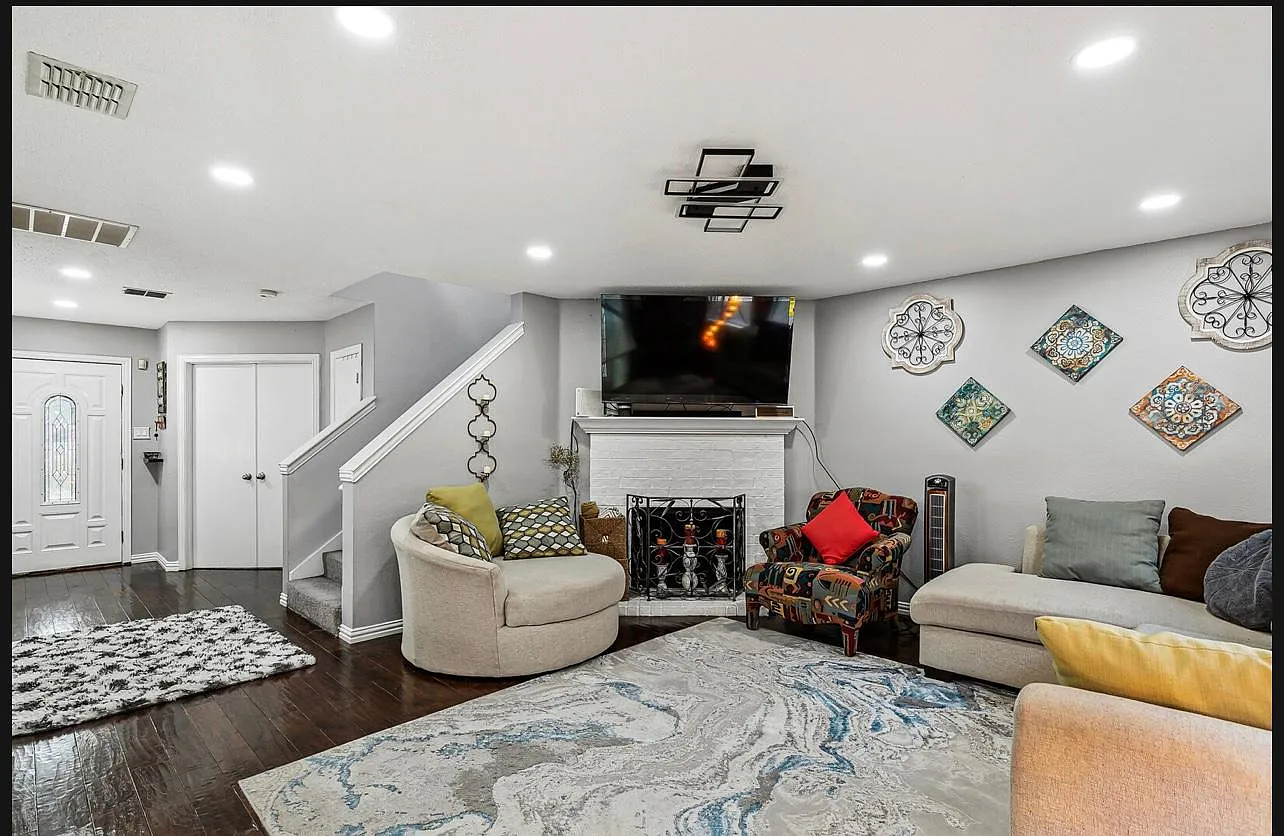 2453 Graystone Dr — Photo 4