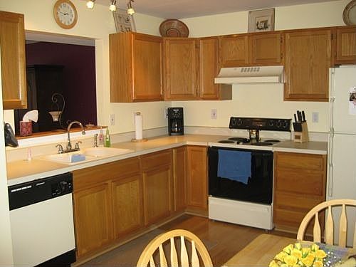 Kitchen w/ oak cabinetry