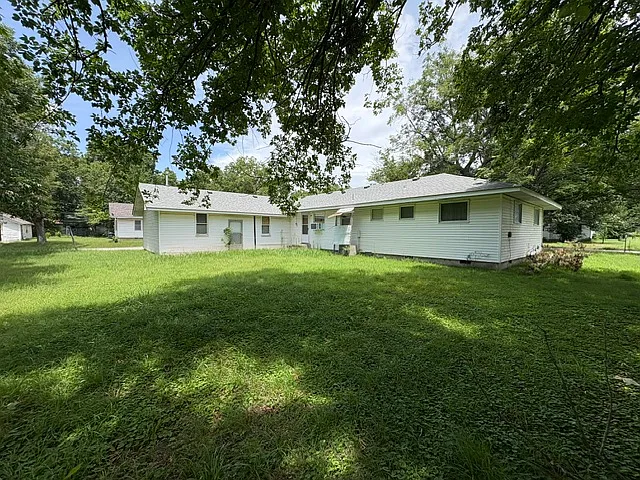 928 N Griffin Ave — Photo 2