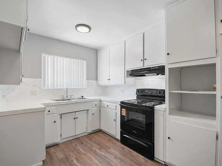Cazador Court Apartments — Photo 9