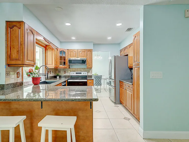 238 SW Grove Ave — Photo 11