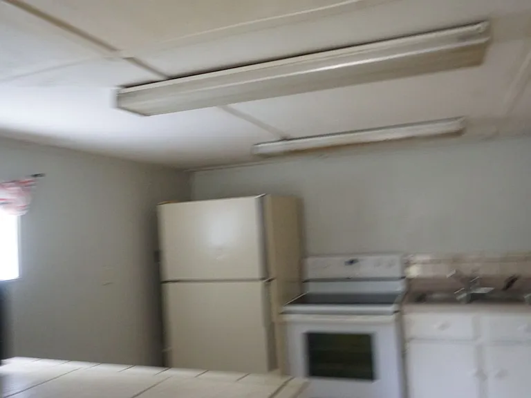 208 1/2 W College St — Photo 7