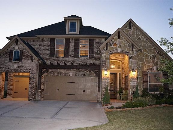 Beautiful day or night! This is a great home in which to raise your family. Combined with the great 