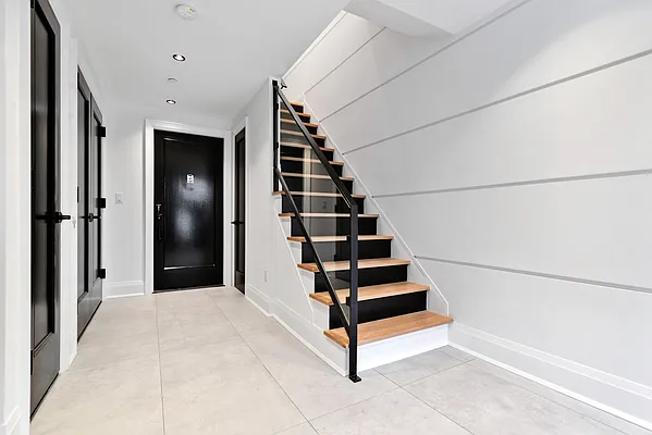 Rented by Halvatzis Realty | media 15