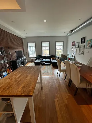 Rented by Bloom Real Estate Group | media 25