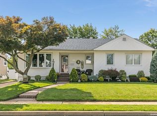 558 Hewlett St, Franklin Square, NY 11010