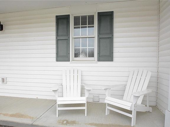 2nd image of 909 Fenwick Ln