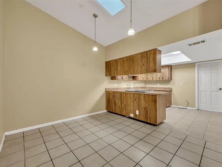 932 Robinhood Ct — Photo 8