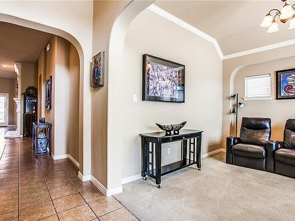 3rd image of 1013 Surrey Dr