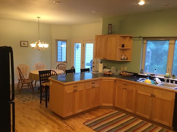 Kitchen and breakfast area