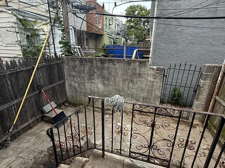 2009 E Tioga St — Photo 6