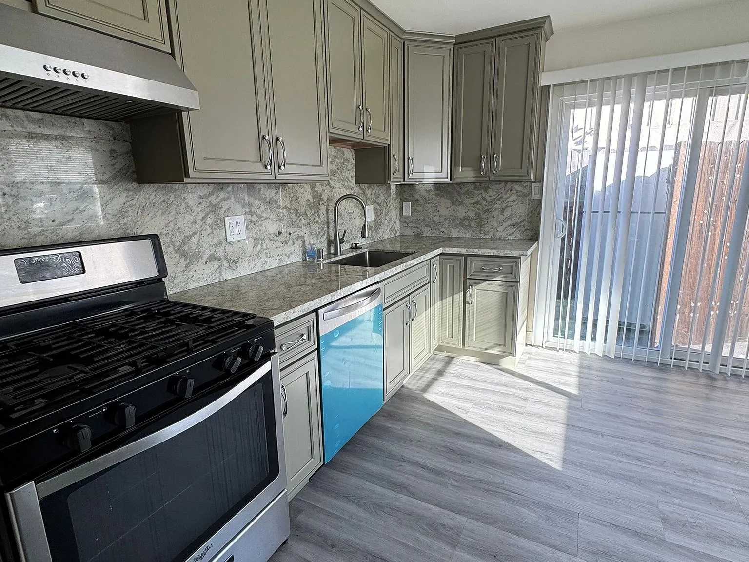 2 bed, 750 sqft, $2,450 — Photo 3