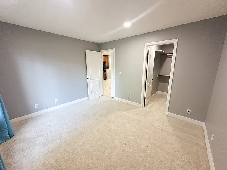 1076 Yarwood Ct — Photo 11