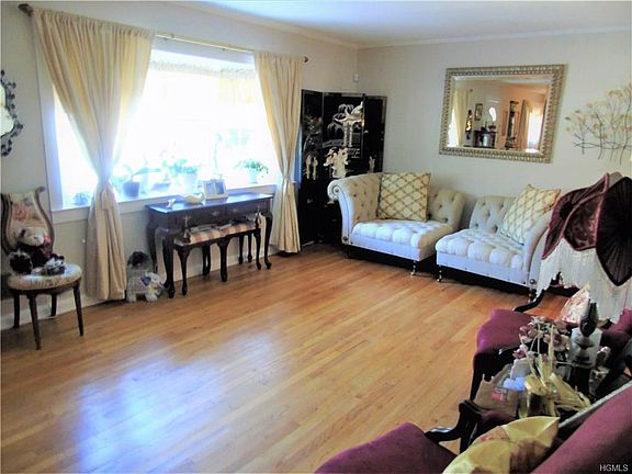 3rd image of 22 Dogwood Dr