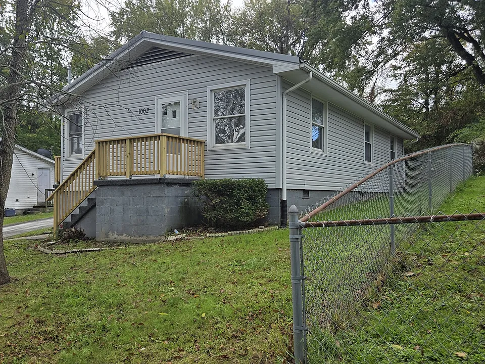 1002 Elizabeth St