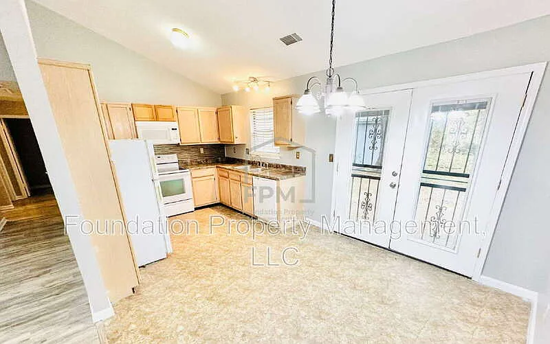 4 bed, 2.0 bath, 1200 sqft, $1,600 — Photo 4