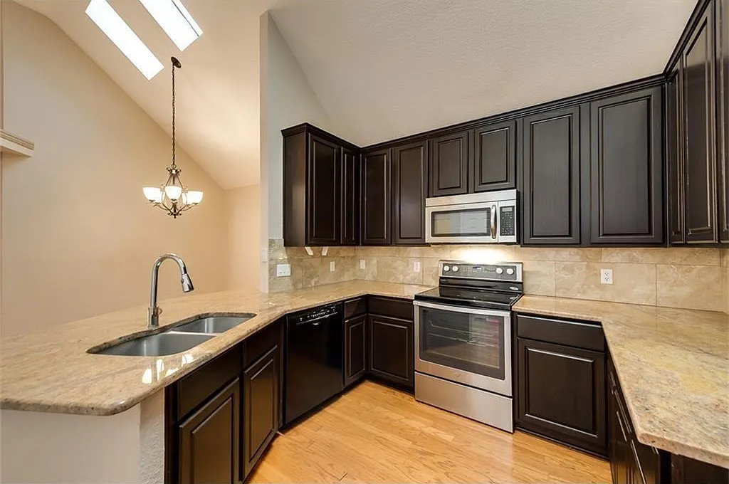 3 bed, 1454 sqft, $2,200 — Photo 2