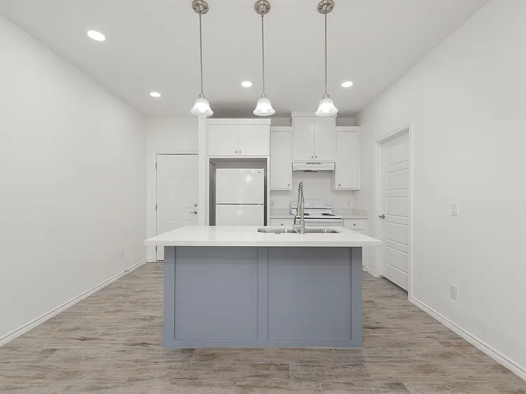 411 Hinojosa Dr — Photo 5