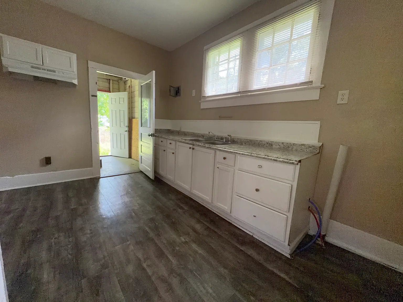 3 bed, 1200 sqft, $900 — Photo 3