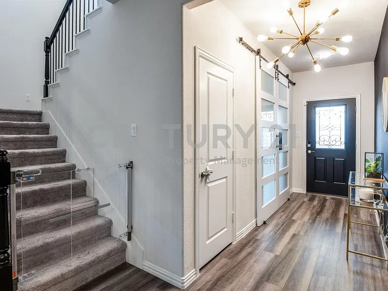 633 Cedar Springs Dr — Photo 2