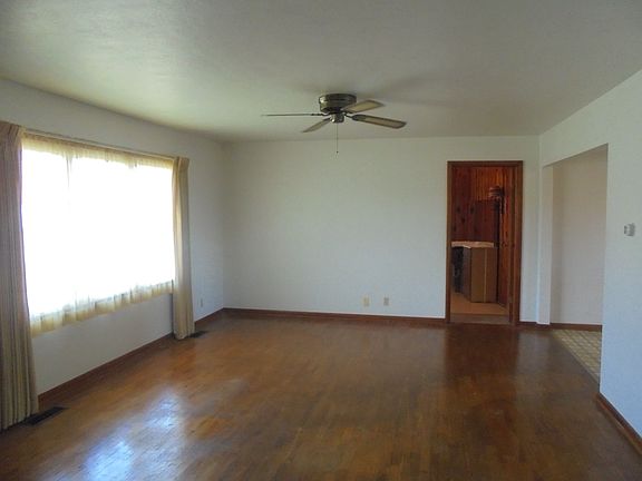 3rd image of 810 Sunset Dr