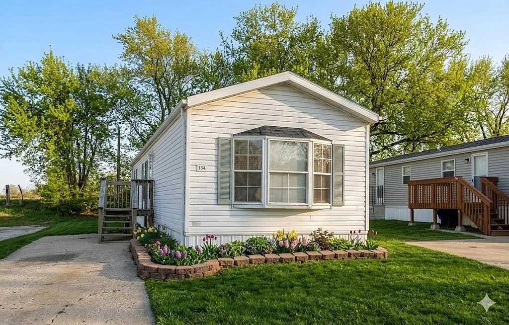 2 bed, 1.0 bath, $995 — Photo 1