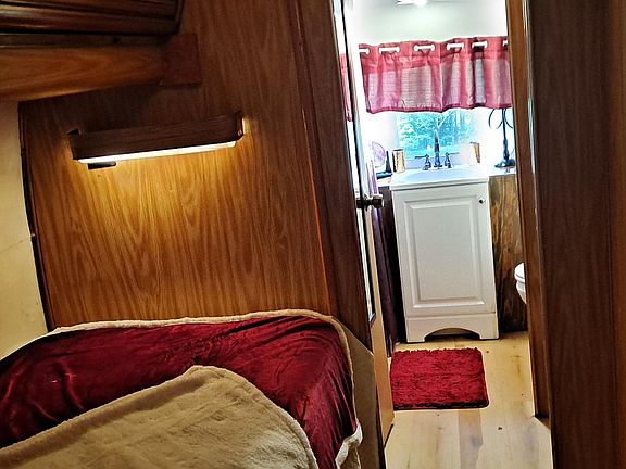 Bedroom area with single bed