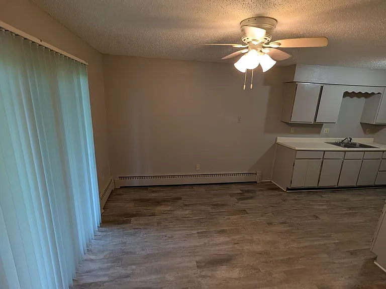 307 N Prairieview Rd — Photo 2