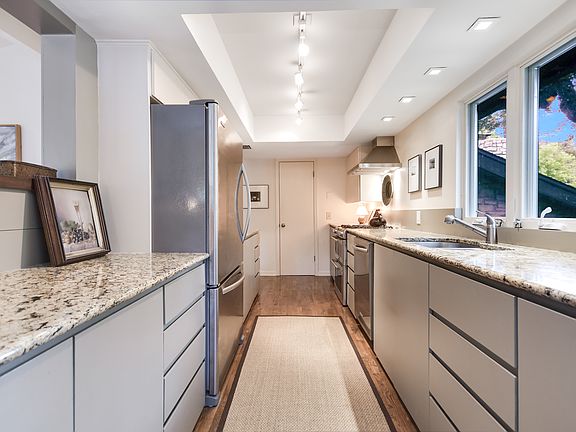 4th image of 3002 Maywood Cir #A