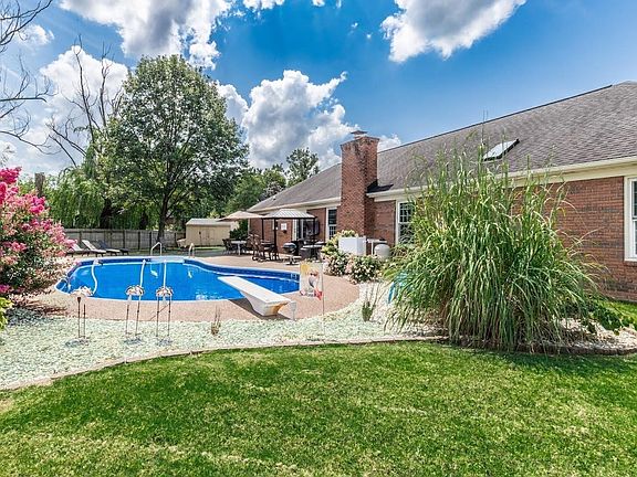 4th image of 3022 Summit Ct