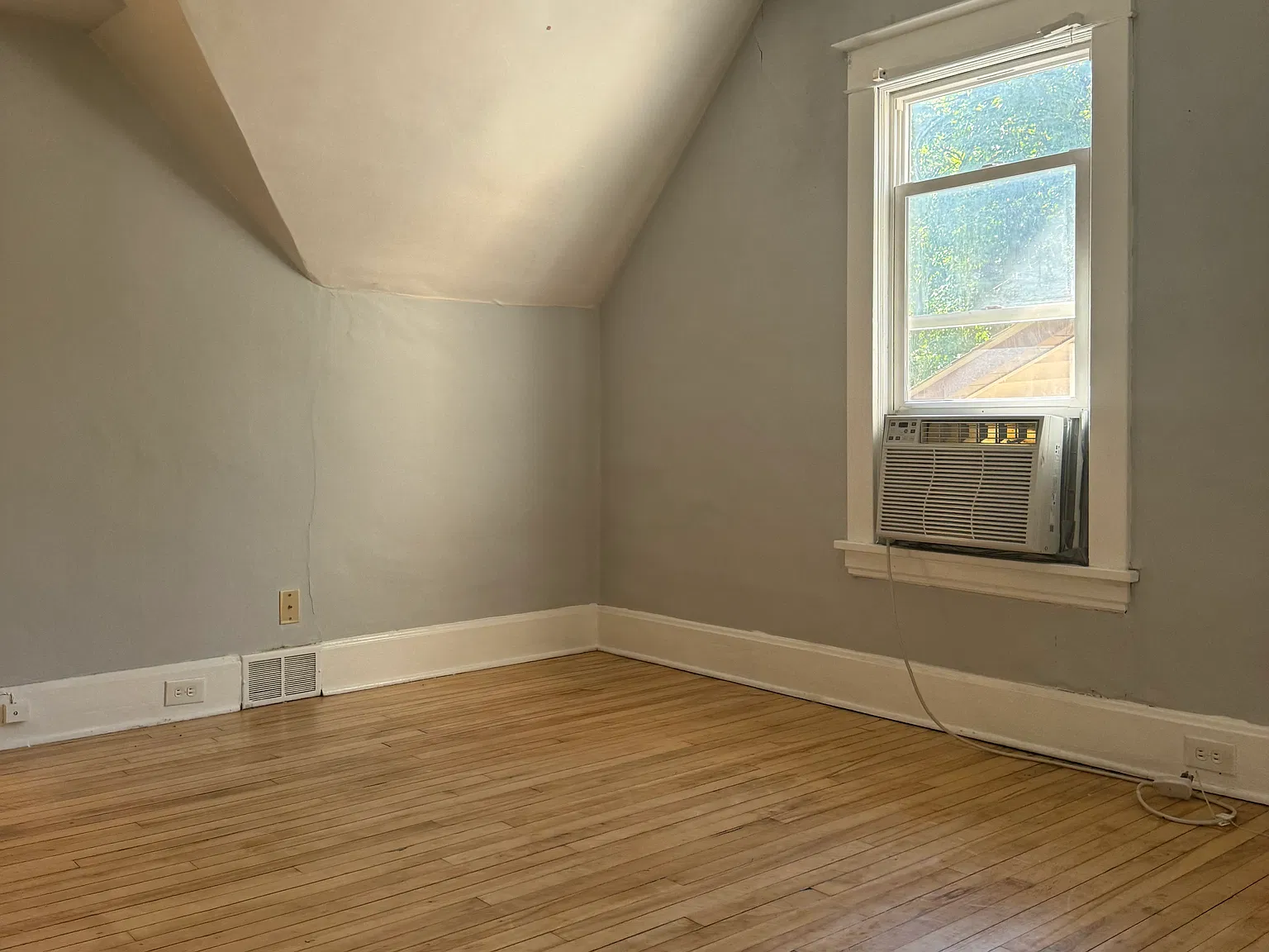2 bed, 1.5 bath, 2000 sqft, $1,175 — Photo 2