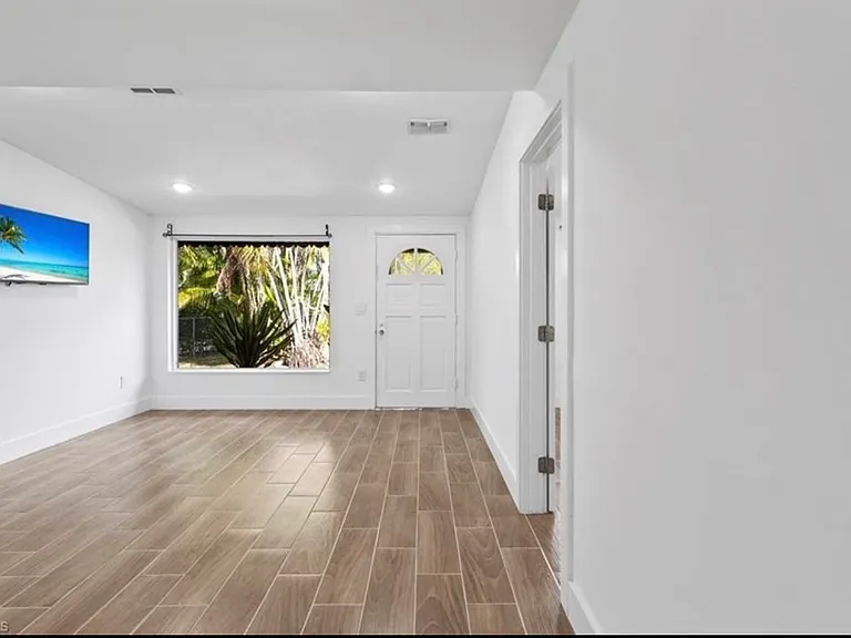 Barbizon Ln — Photo 1