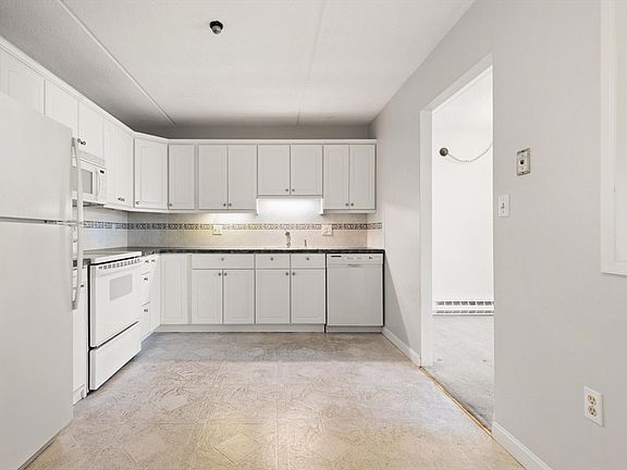 3rd image of 190 High St APT 509