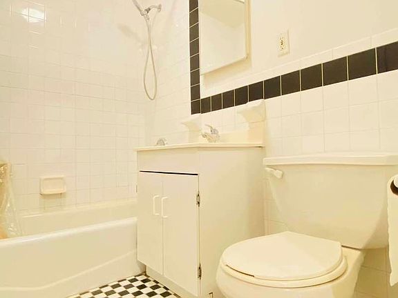 5th image of 233 Montrose Ave #4A