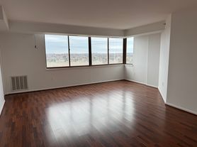 10101 Grosvenor Pl