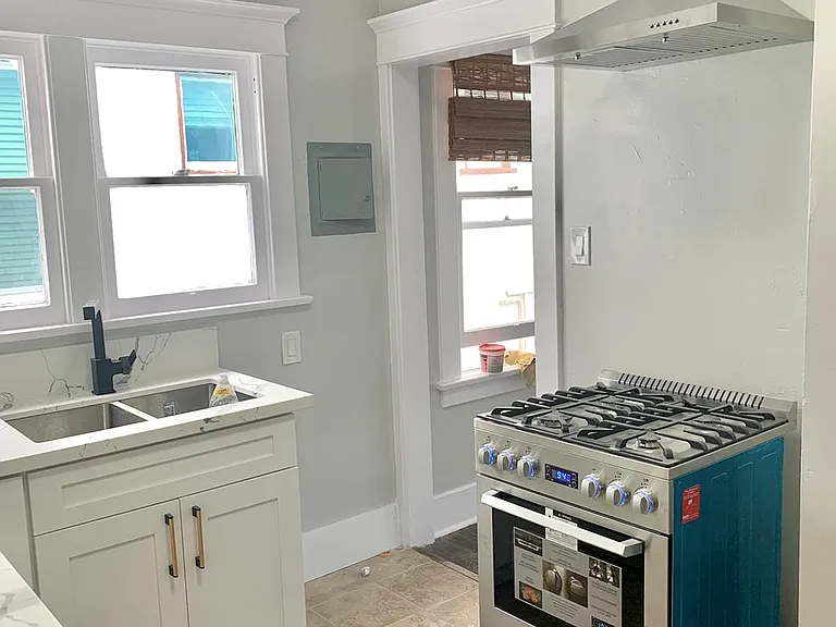 55 Roswell Ave #9 — Photo 31