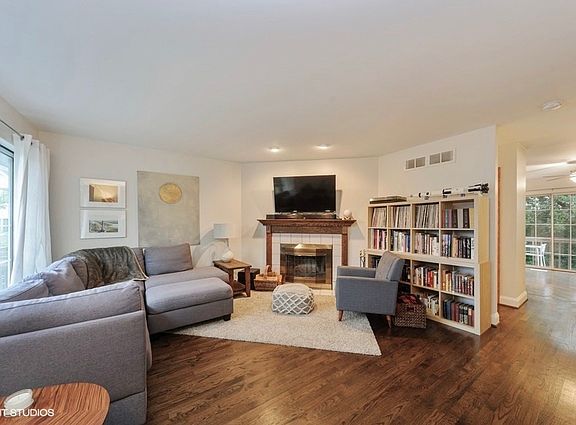 3rd image of 836 W Saint Johns Pl