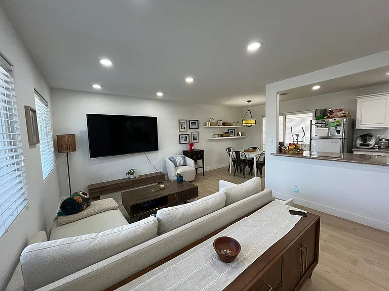 877 Darrell St — Photo 2
