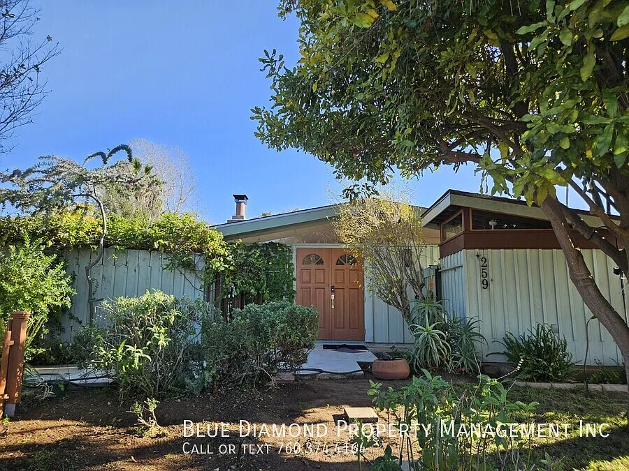 Upgraded 3 BR, 2 BA on oversized lot — Photo 3