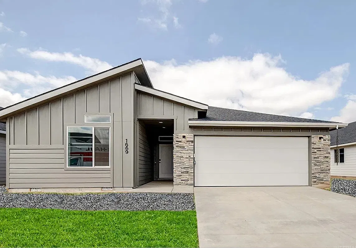 1669 Southwest Pegasus Peak Ave - - — Photo 1