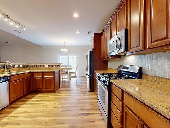 3rd image of 21 Woodbury Dr