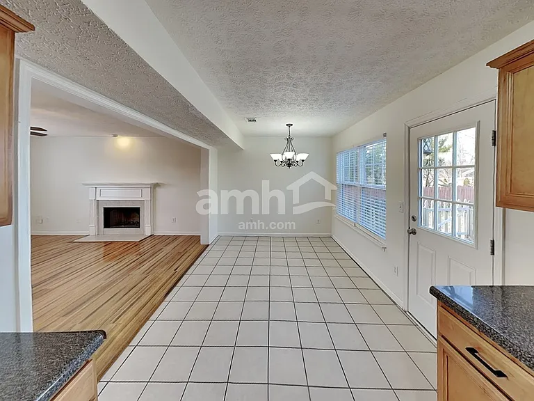2126 Burgess Ln — Photo 5