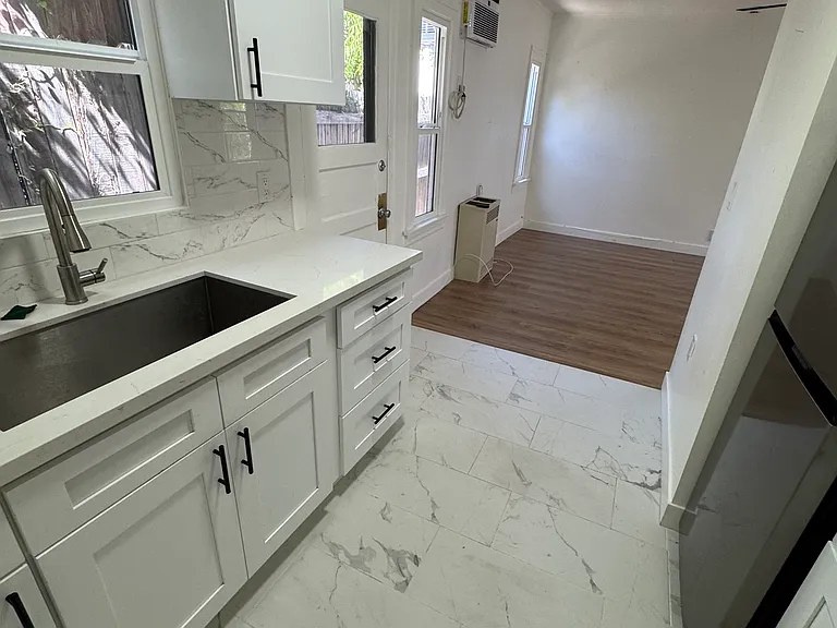 853 N Alta Vista Blvd #10 — Photo 4