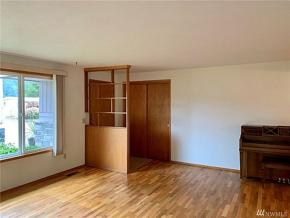 3rd image of 1003 Lake Terrace Dr SW