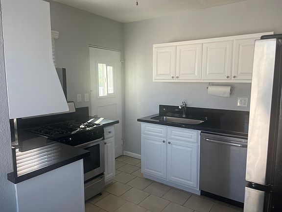 4th image of 6823 La Jolla Blvd