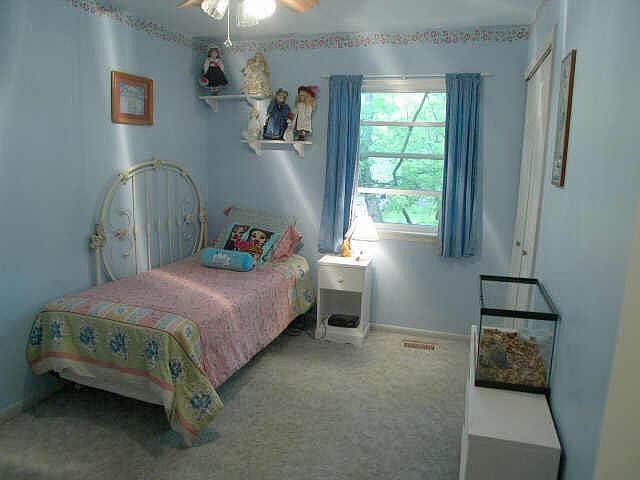2nd image of 19 S Picadilly Rd