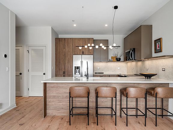 2nd image of 6633 N Milwaukee Ave #436