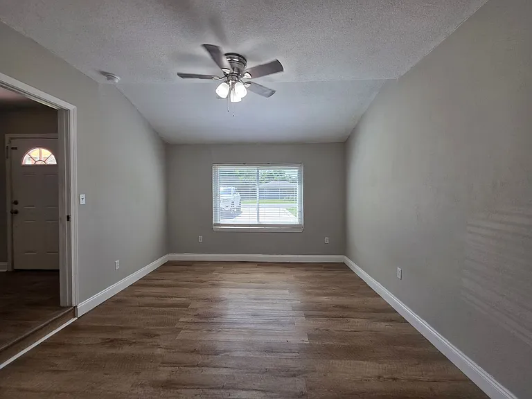 109 Reed Rd — Photo 12