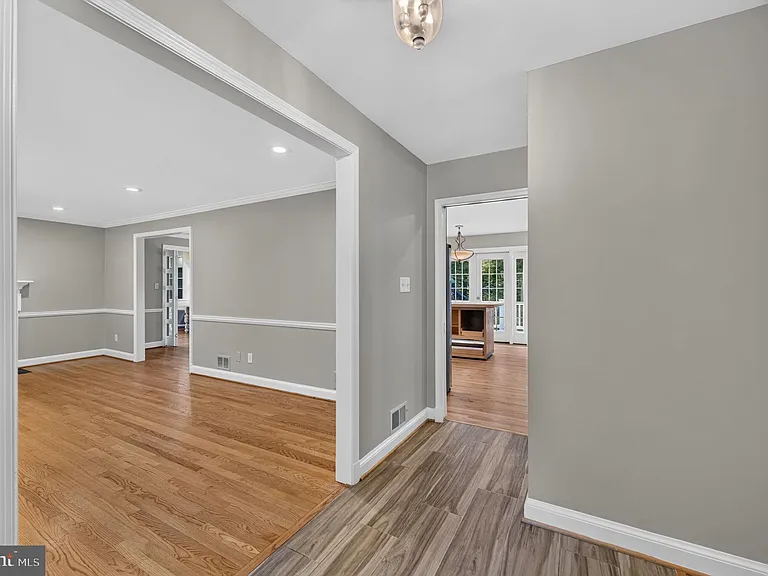 6443 Walters Woods Dr — Photo 10
