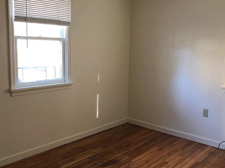 309 NW Cleveland St — Photo 15